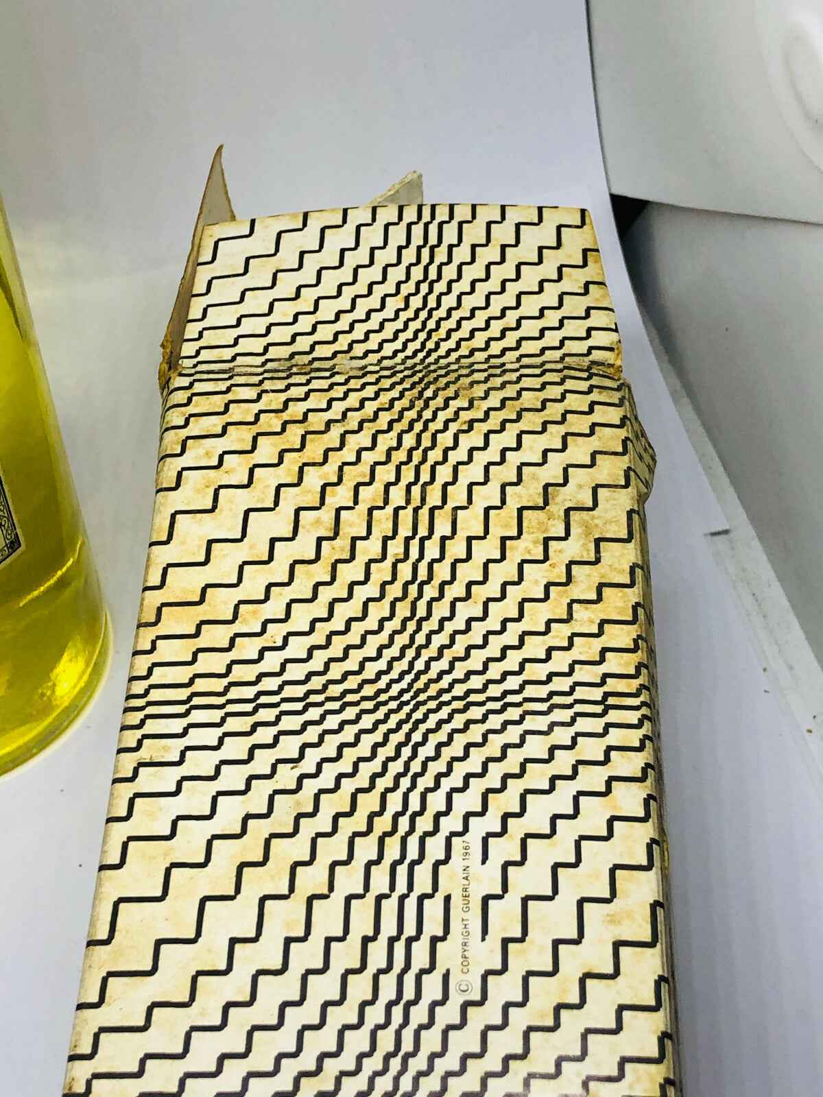 Scatola di profumo Guerlain veritable con design geometrico in bianco e nero