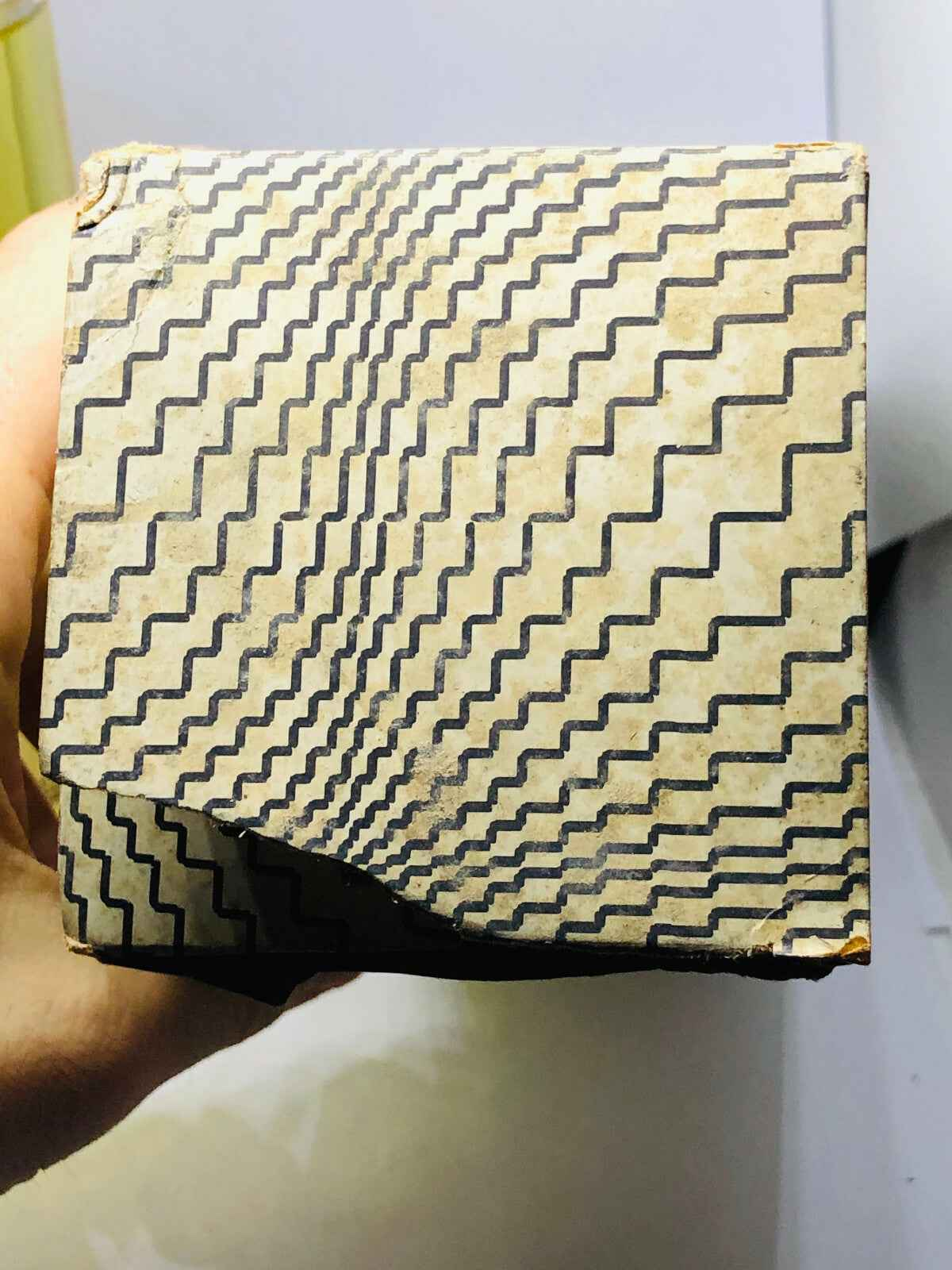 Scatola del profumo Guerlain veritable con design geometrico in rilievo