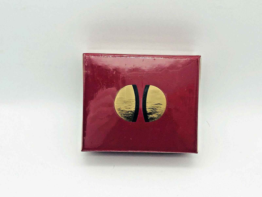 Scatola rossa di Guerlain Samsara Vintage con design elegante e simbolo dorato