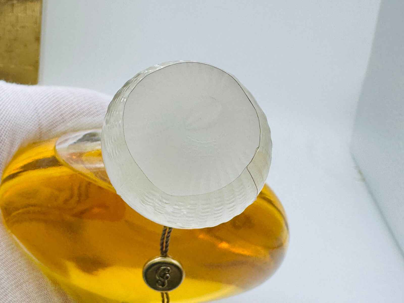 Flacone di profumo Guerlain Shalimar Vintage con tappo trasparente e liquido ambrato