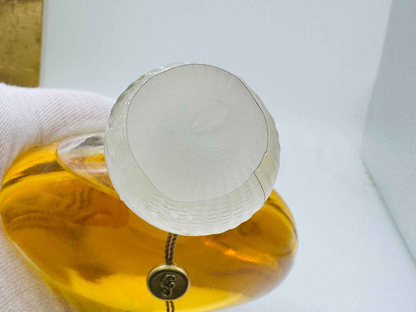 Flacone di profumo Guerlain Shalimar Vintage con tappo trasparente e liquido ambrato