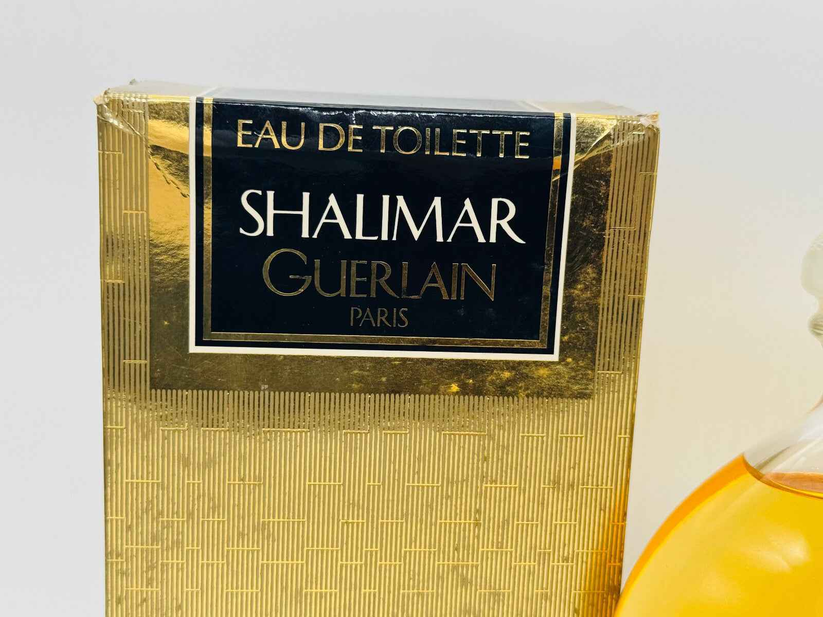 Packaging di Guerlain Shalimar Vintage Eau de Toilette con design dorato e elegante