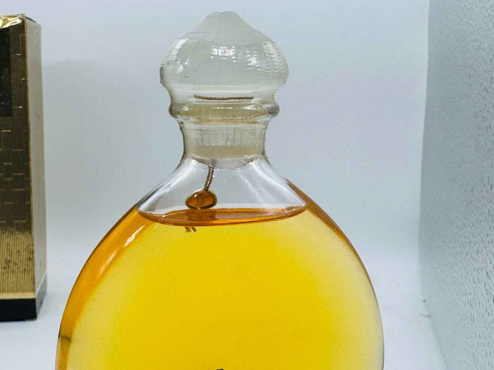 Fragranza Guerlain Shalimar Vintage in bottiglia elegante con profumo dorato