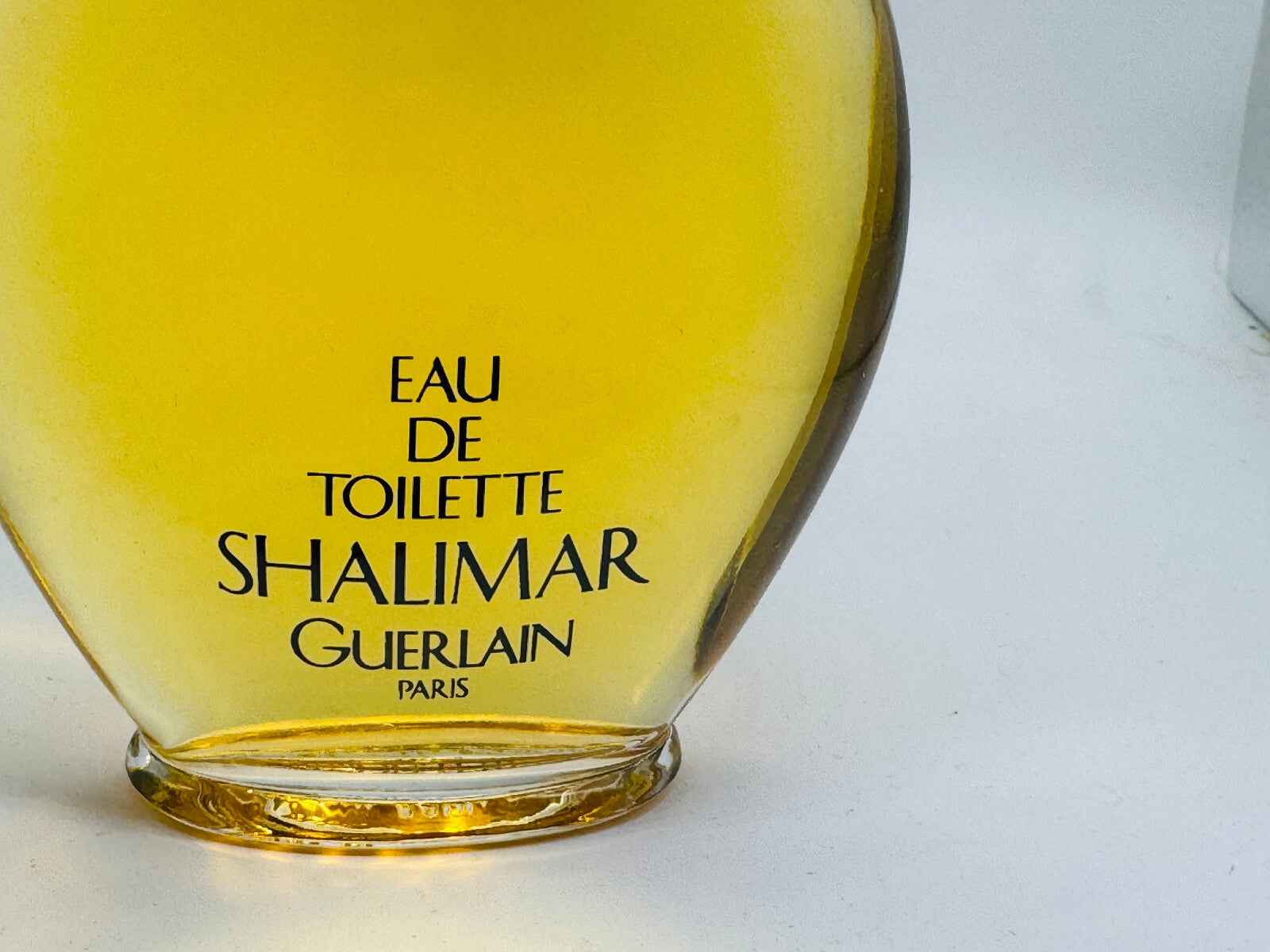 Flacone di Eau de Toilette Guerlain Shalimar Vintage con delicata fragranza dorata