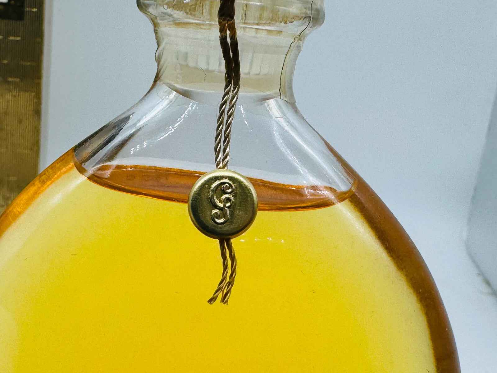 Flacone di profumo Guerlain Shalimar Vintage con liquido dorato e dettagli eleganti