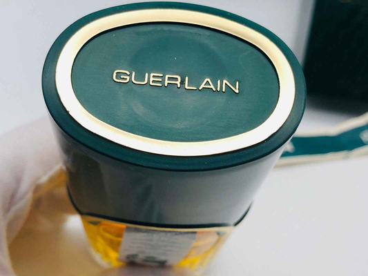 Tappo del profumo Vetiver Guerlain Vintage con logo elegante e design sofisticato