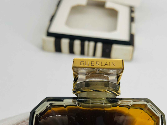 Flacone di profumo Guerlain Vol De Nuit Vintage con tappo dorato e design elegante