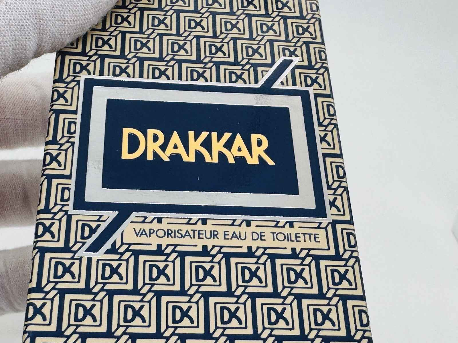 Scatola di Drakkar Guy Laroche Vintage Eau de Toilette con design elegante e dettagli in oro