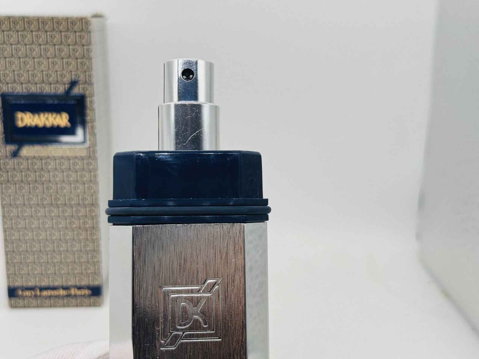 Flacone di Drakkar Guy Laroche Vintage con nebulizzatore elegante in metallo lucido