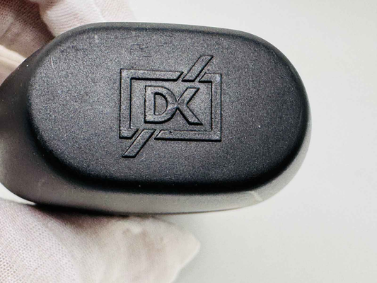 Tappo nero profumato Drakkar Noir Laroche con logo DK, ideale per collezionisti e amanti delle fragranze.
