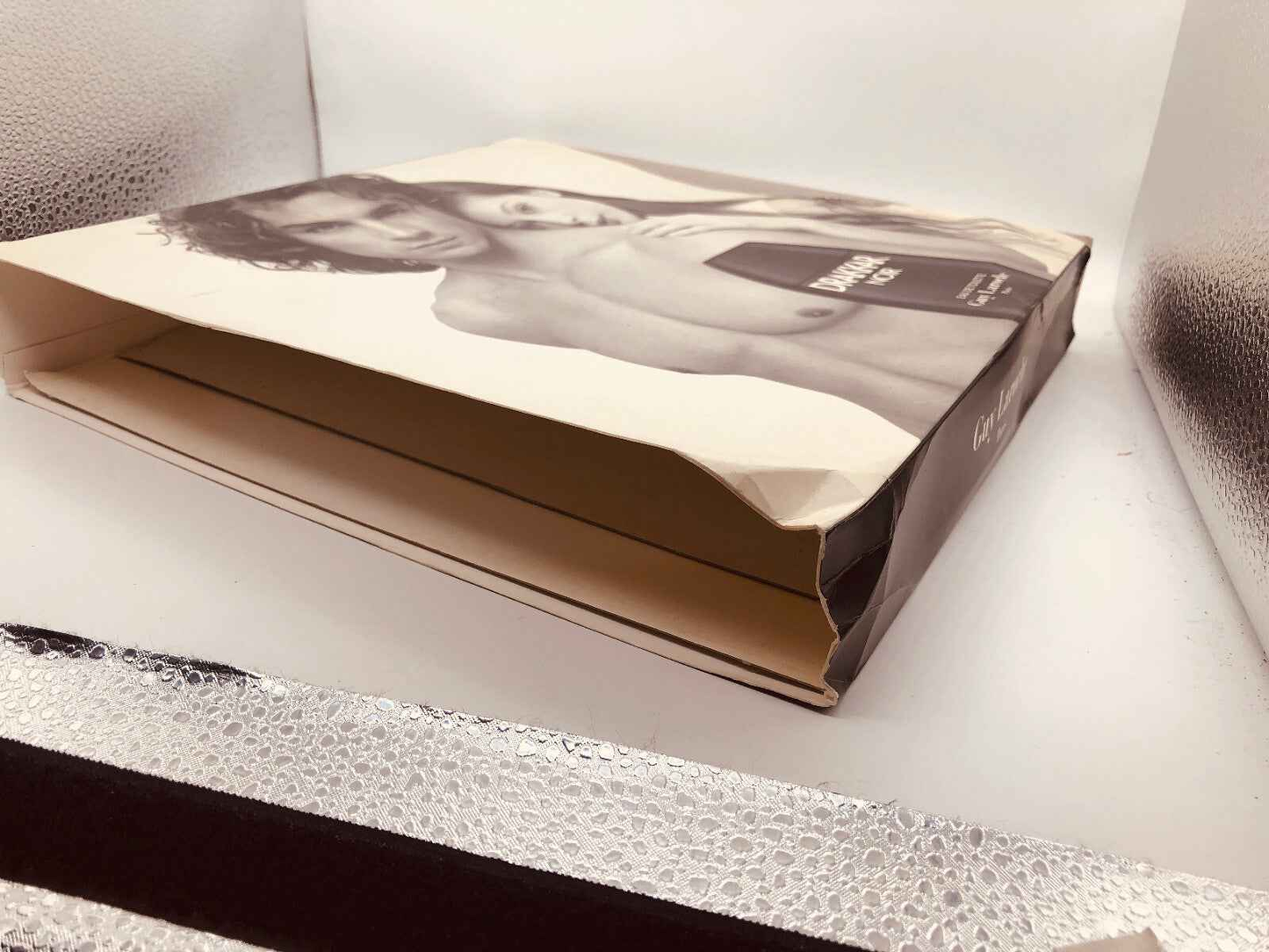 Scatola di profumo Drakkar Noir Vintage di Guy Laroche con design accattivante e immagine maschile