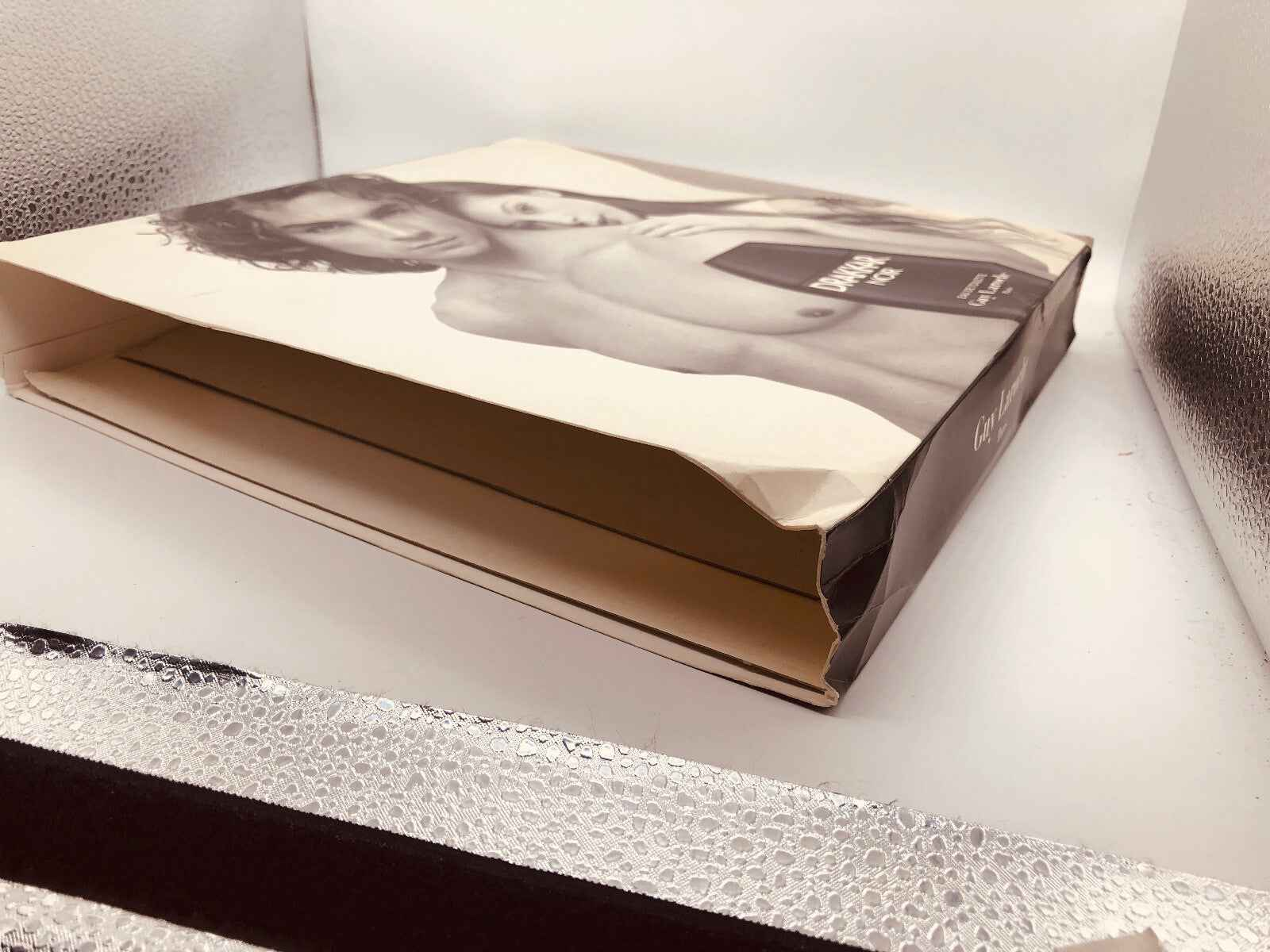 Scatola di profumo Drakkar Noir Vintage di Guy Laroche con design accattivante e immagine maschile