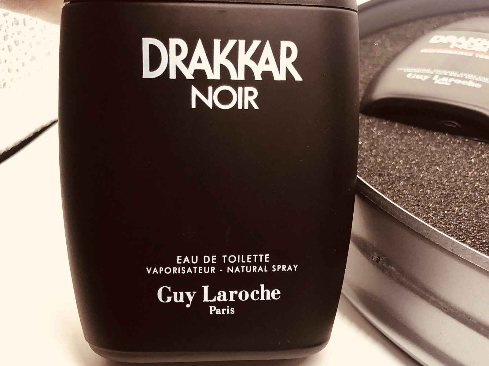 Flacone di profumo Drakkar Noir Vintage di Guy Laroche con design elegante e spray naturale
