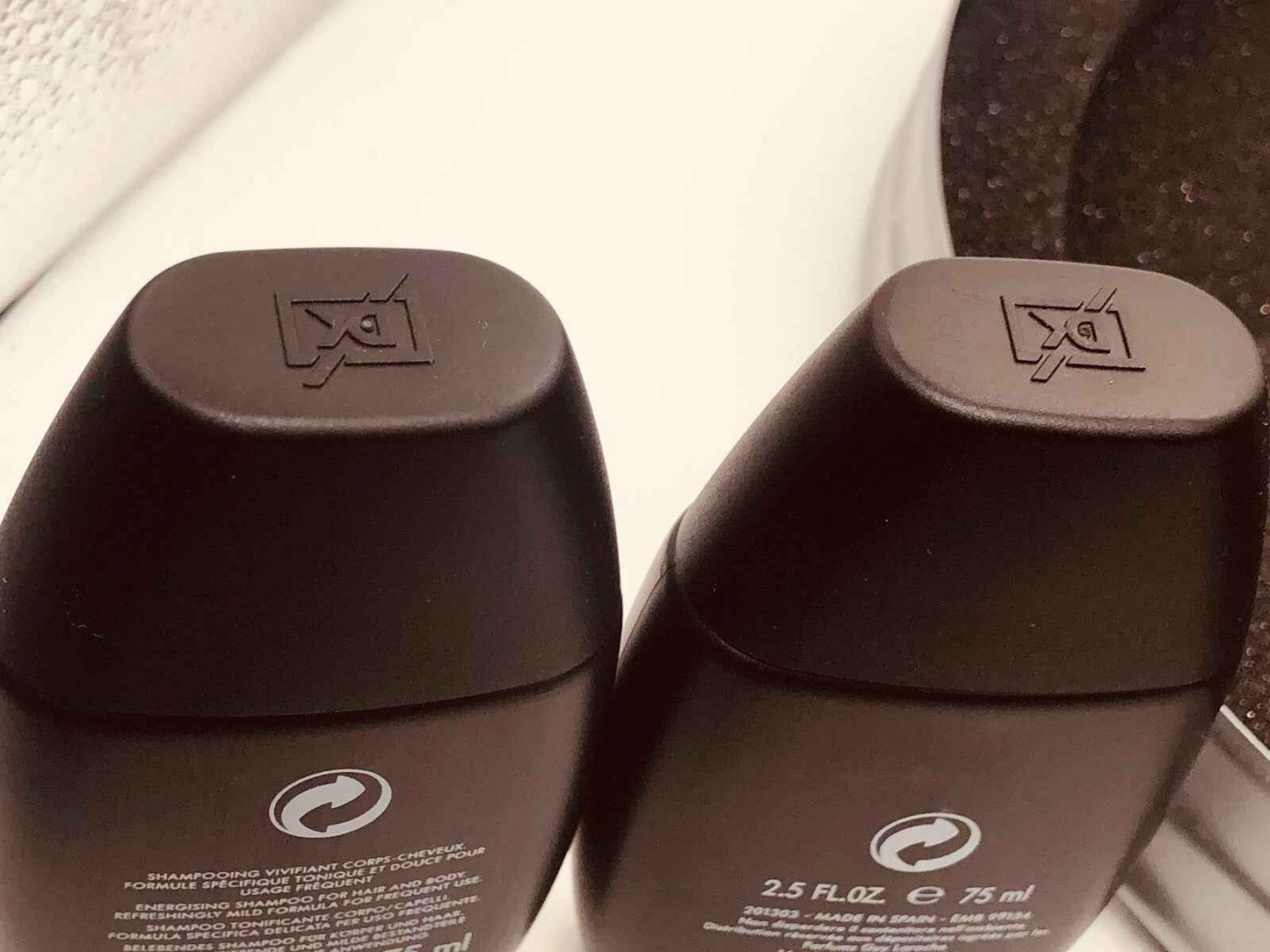 Flaconi di shampoo Guy Laroche Drakkar Noir Vintage da 75 ml con design elegante e pratico