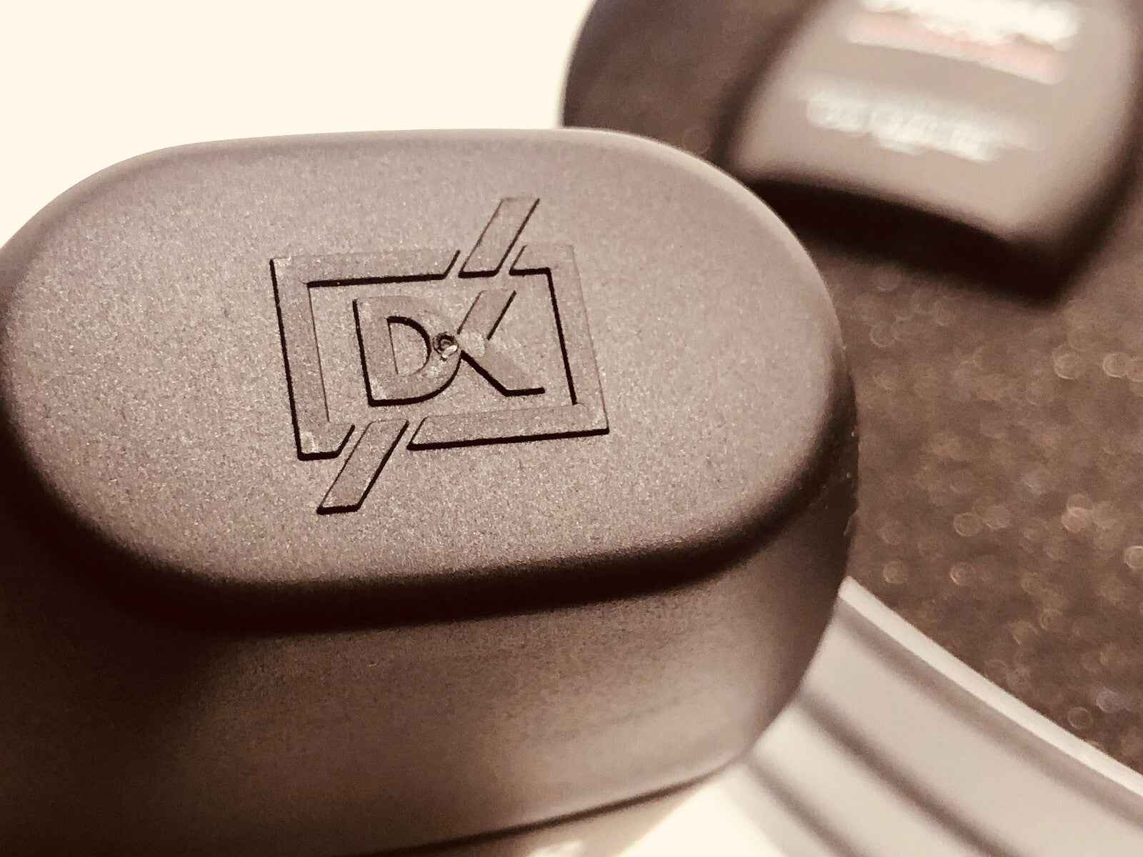 Logo di Drakkar Noir Vintage su flacone di Guy Laroche, elegante e distintivo