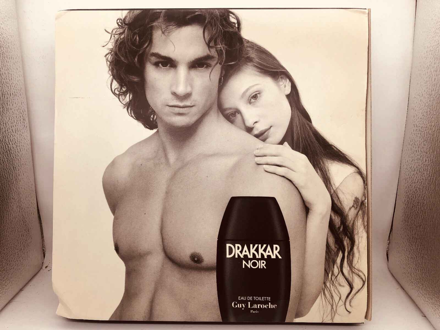 Immagine promozionale di Drakkar Noir Vintage con modelli, flacone di profumo Guy Laroche in primo piano