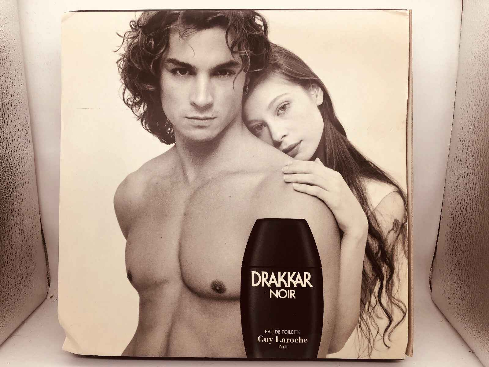 Immagine promozionale di Drakkar Noir Vintage con modelli, flacone di profumo Guy Laroche in primo piano