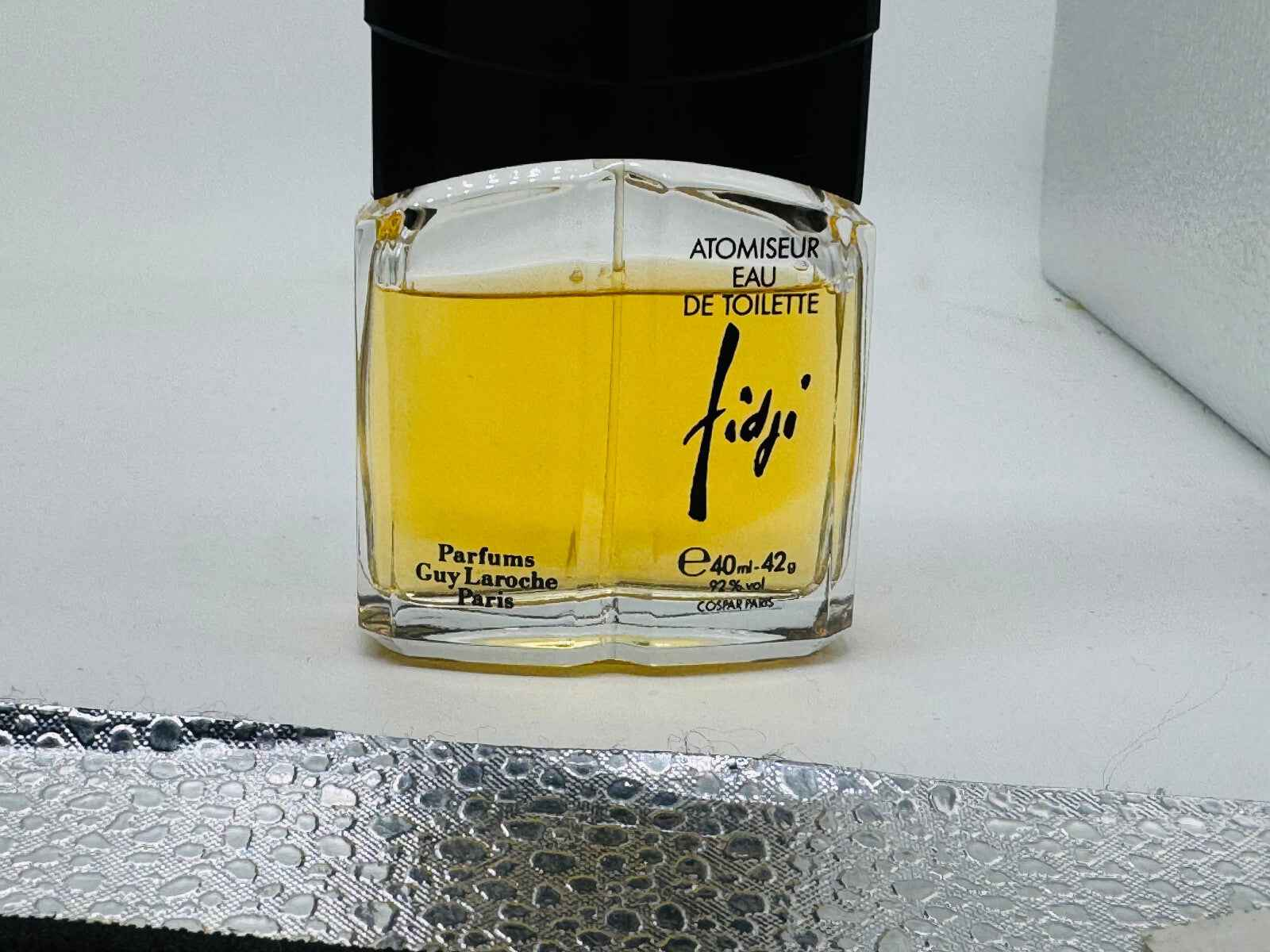 Flacone di profumo vintage Guy Laroche Fidji in eau de toilette da 40 ml, con design elegante e colore giallo