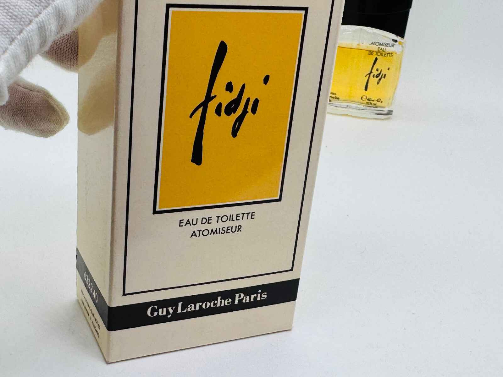 Confezione di Profumo Vintage Guy Laroche Fidji Eau de Toilette con design elegante e dettagli in giallo