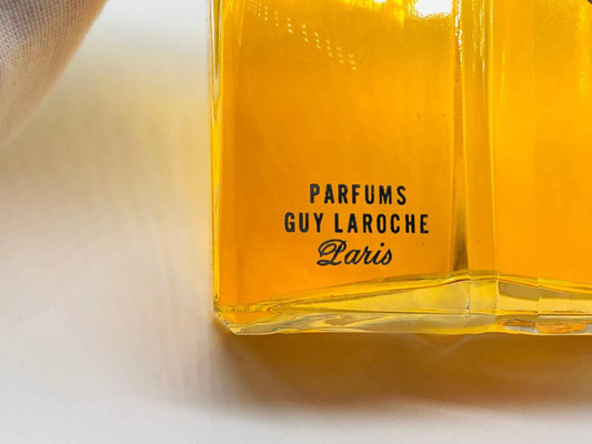 Flacone di profumo Guy Laroche Fidji Vintage con etichetta Parfums Guy Laroche in stile vintage