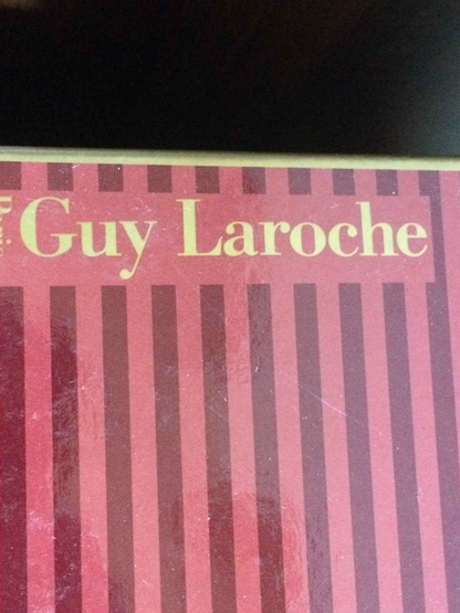 Logo di Guy Laroche su una confezione di J'Ai Ose Guy Laroche Vintage con righe rosse e dorate