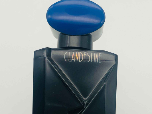 Flacone di profumo Vintage Clandestine di Guy Laroche con tappo blu e design elegante