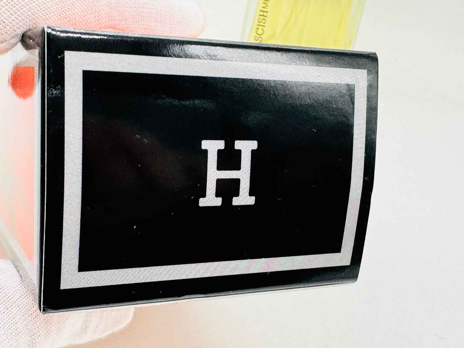Confezione vintage Hascish For Men con logo H su sfondo nero per gli amanti della moda