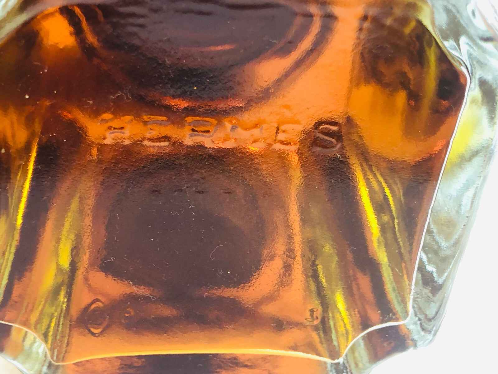 Flacone di profumo vintage Hermes Equipage Profumo Vintage con tonalità ambrata e design elegante