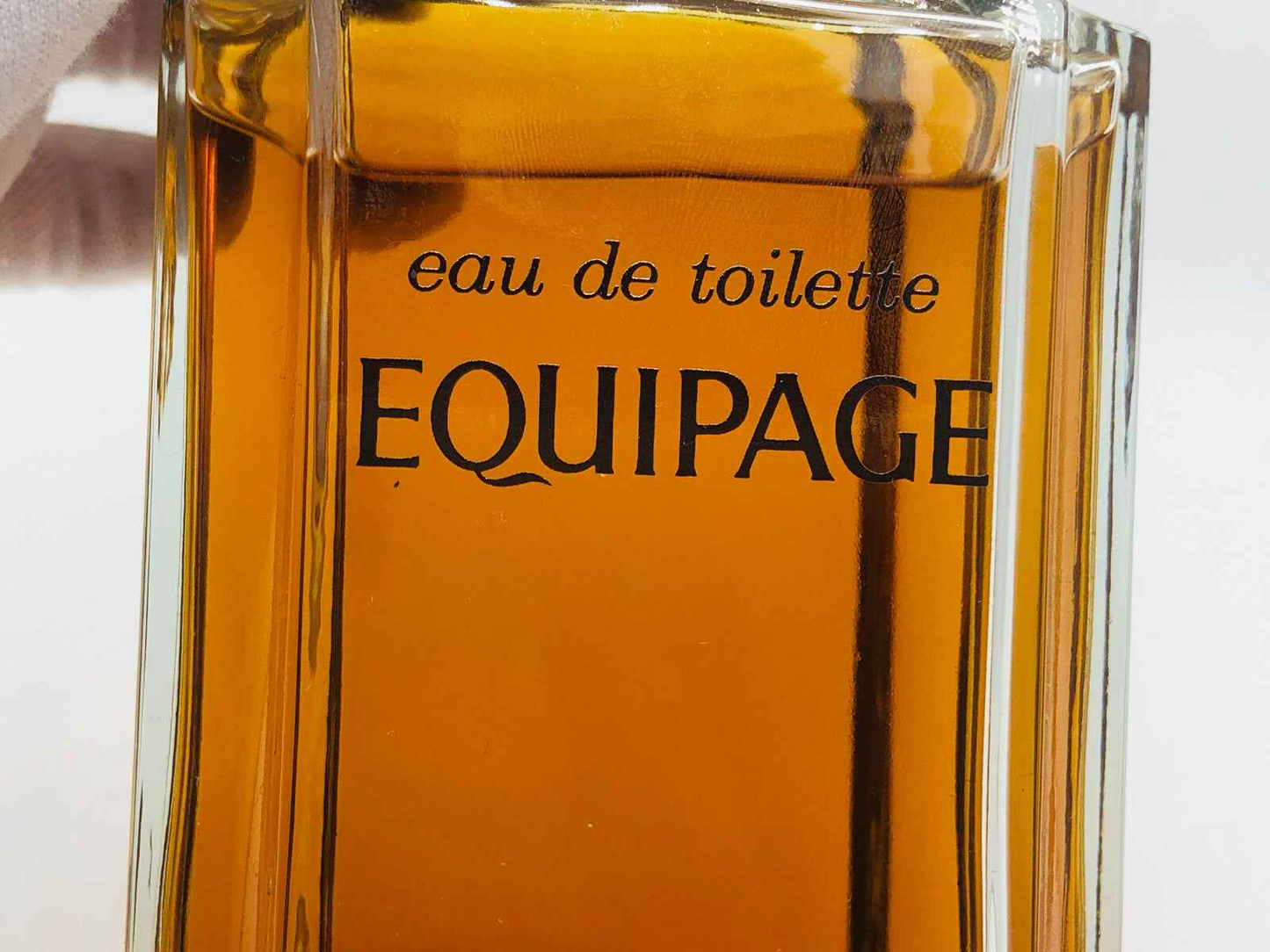 Flacone di profumo Hermes Equipage Profumo Vintage con etichetta nera su sfondo dorato