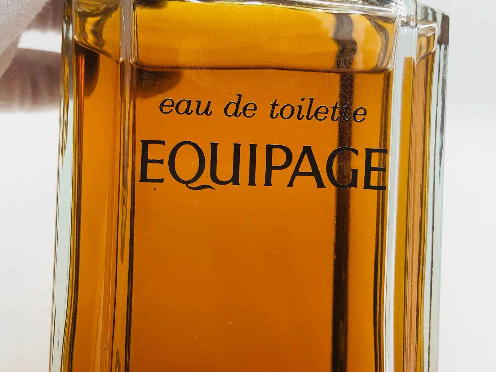 Flacone di profumo Hermes Equipage Profumo Vintage con etichetta nera su sfondo dorato
