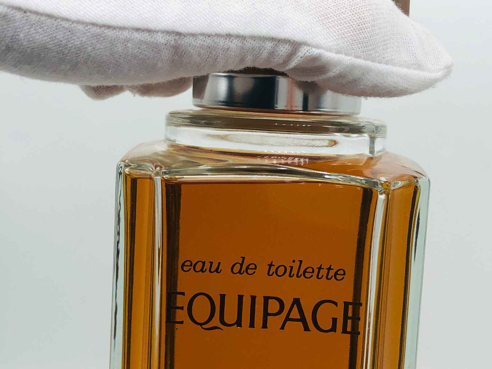Flacone di profumo vintage Hermes Equipage Profumo Vintage con etichetta e riflessi dorati.