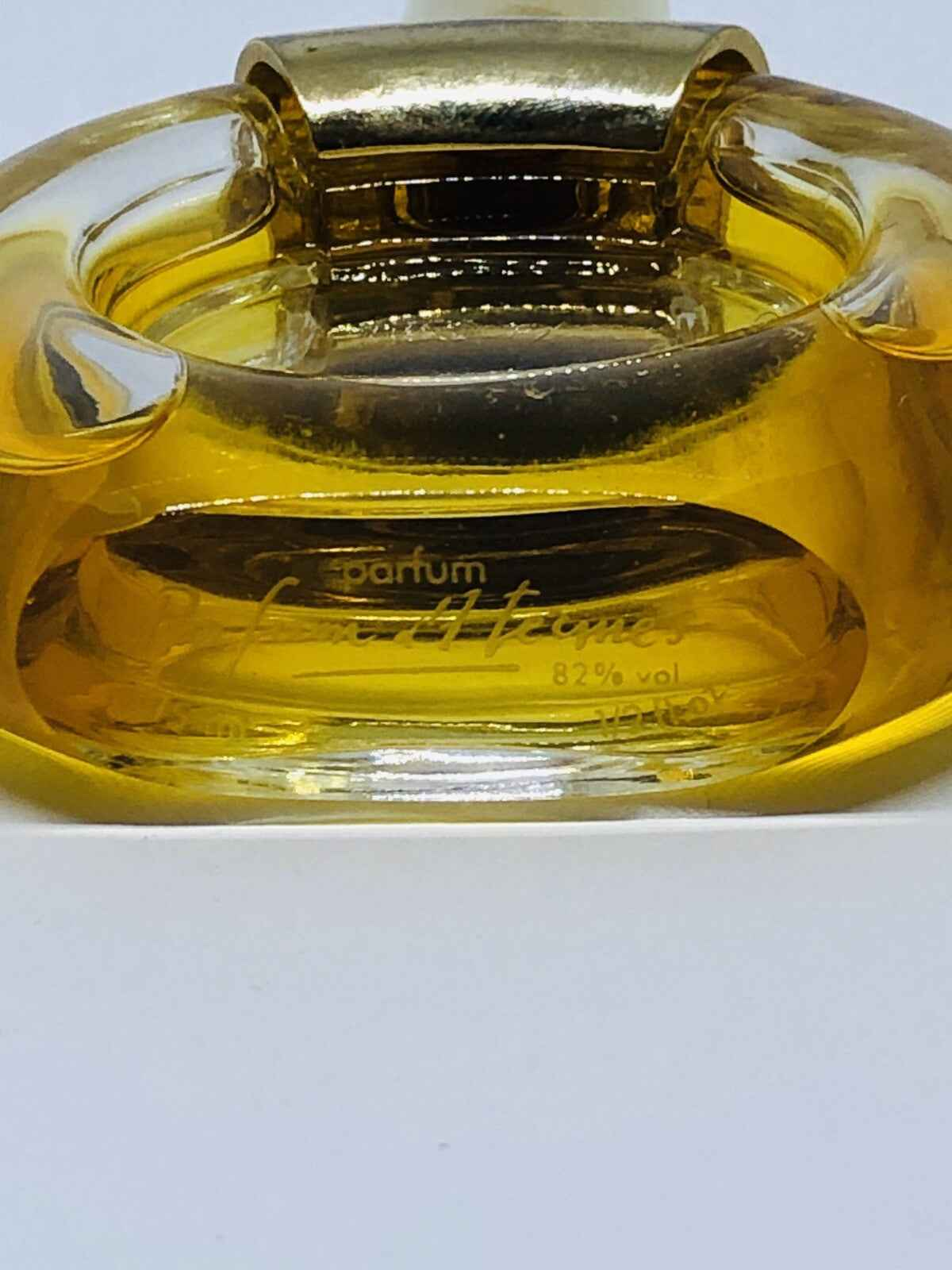 Flacone vintage di Parfum D Hermes con riflessi dorati per una fragranza esclusiva