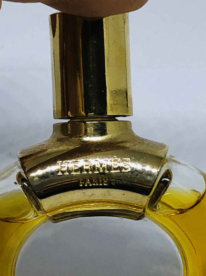 Bottiglia di Parfum D Hermes Vintage con tappo dorato e logo HERMÈS in rilievo