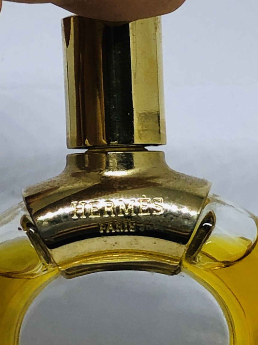 Bottiglia di Parfum D Hermes Vintage con tappo dorato e logo HERMÈS in rilievo