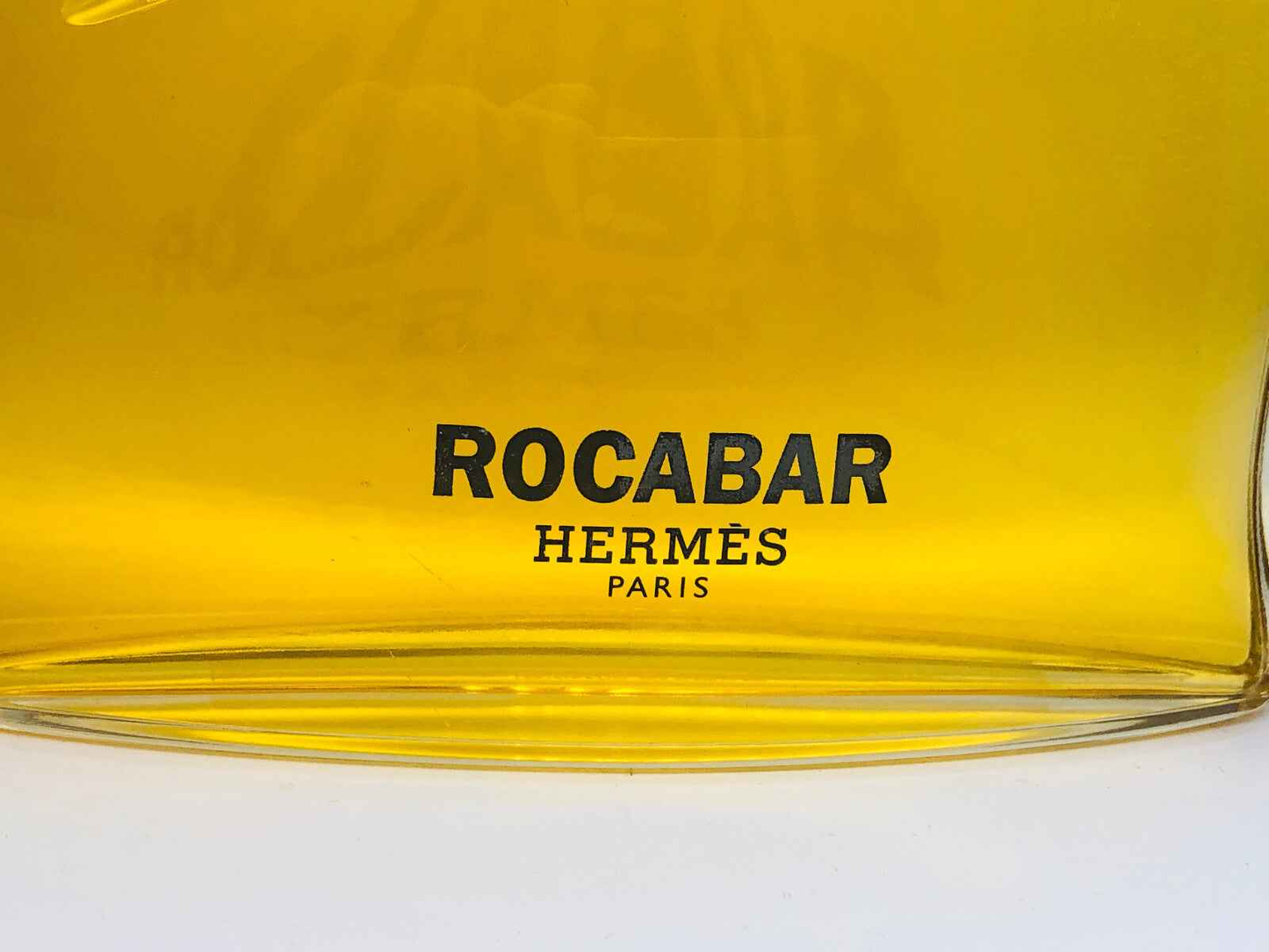 Bottiglia di Profumo Hermes Rocabar Vintage con etichetta nera su sfondo giallo brillante