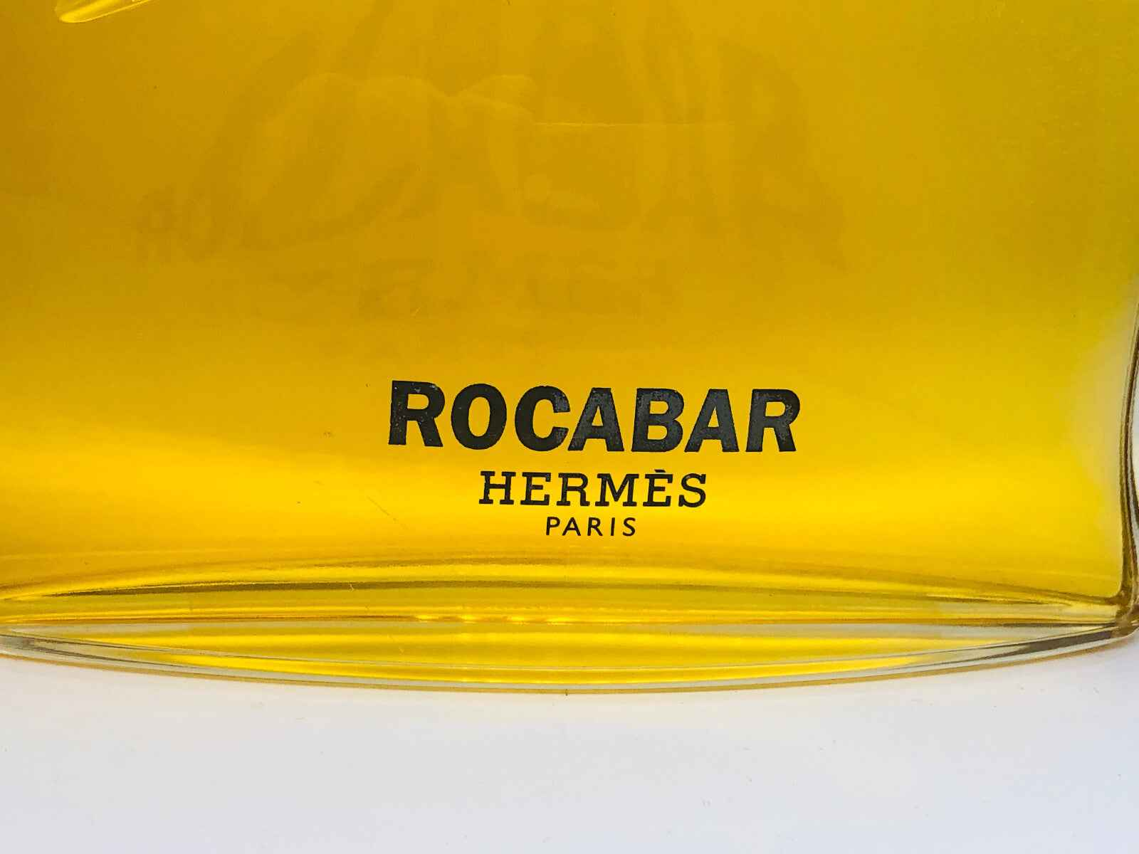 Bottiglia di Profumo Hermes Rocabar Vintage con etichetta nera su sfondo giallo brillante
