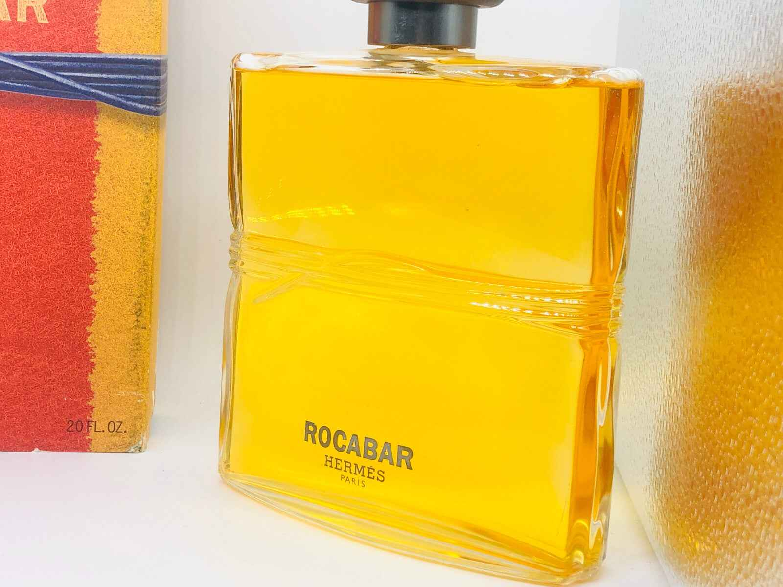 Flacone di profumo Hermes Rocabar Vintage con design elegante e colore oro