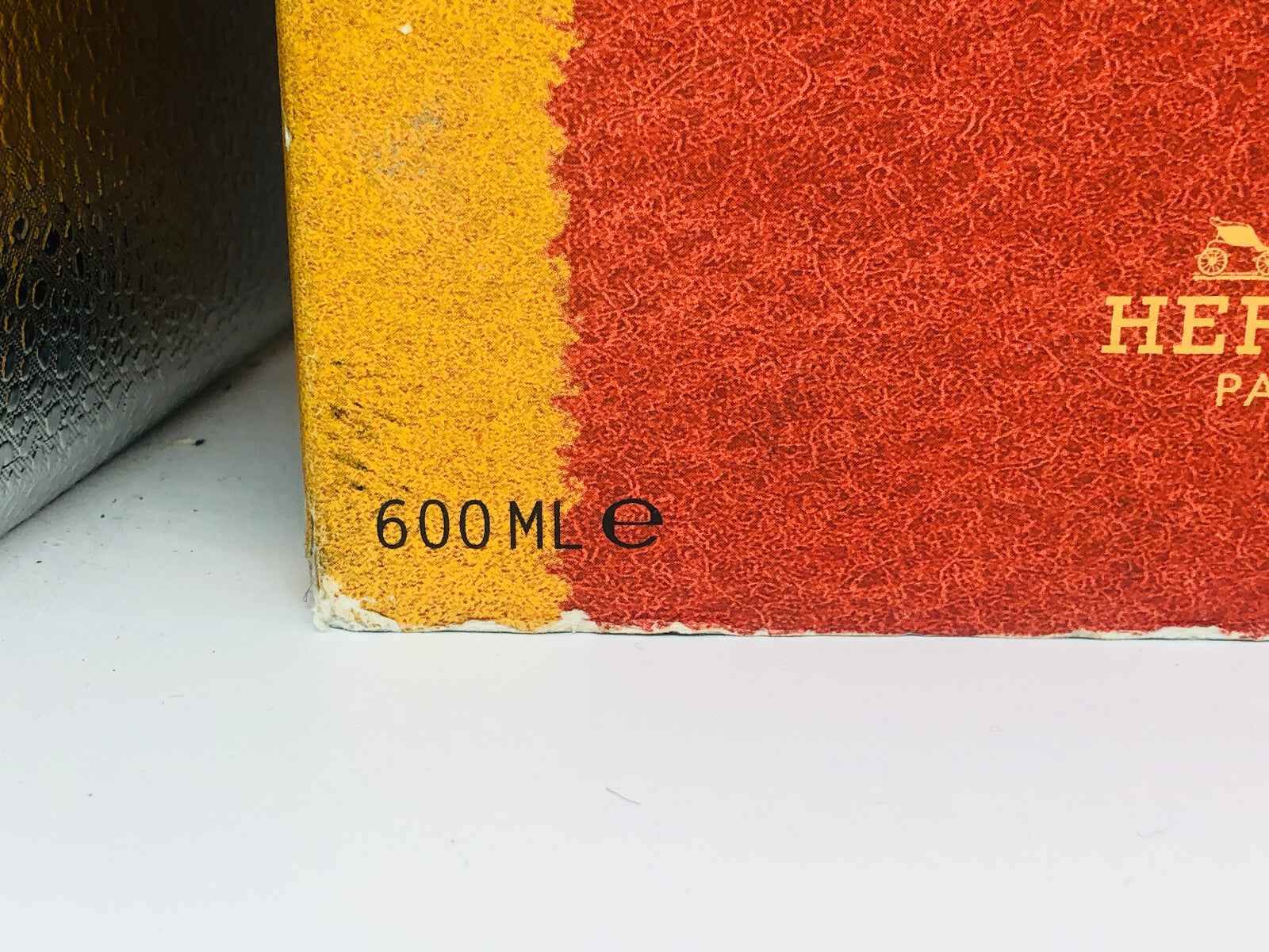 Scatola vintage di profumo Hermes Rocabar da 600 ml con colori vivaci e dettagli eleganti