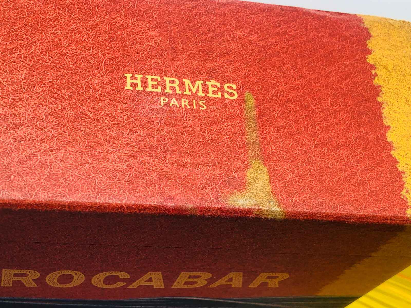 Scatola vintage di profumo Hermes Rocabar con dettagli eleganti in rosso e oro