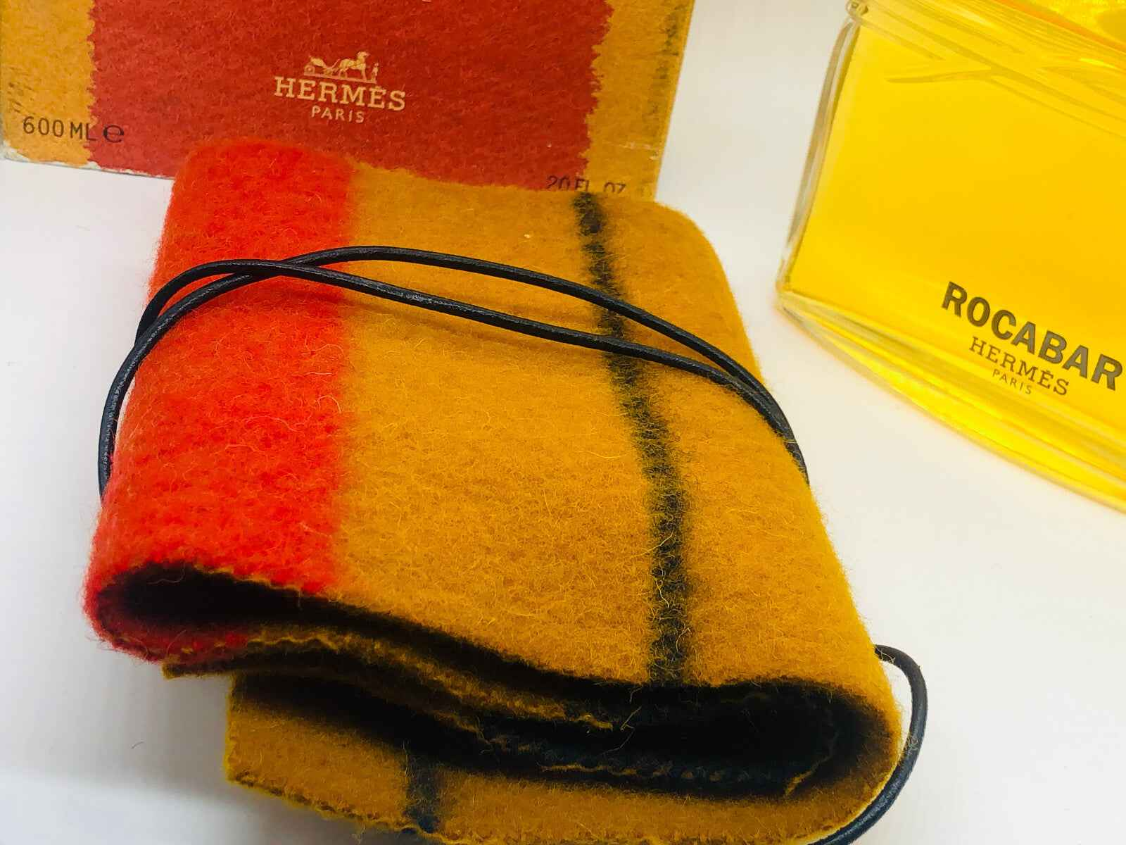 Profumo Hermes Rocabar Vintage in confezione gialla con sciarpa in feltro colorata accanto