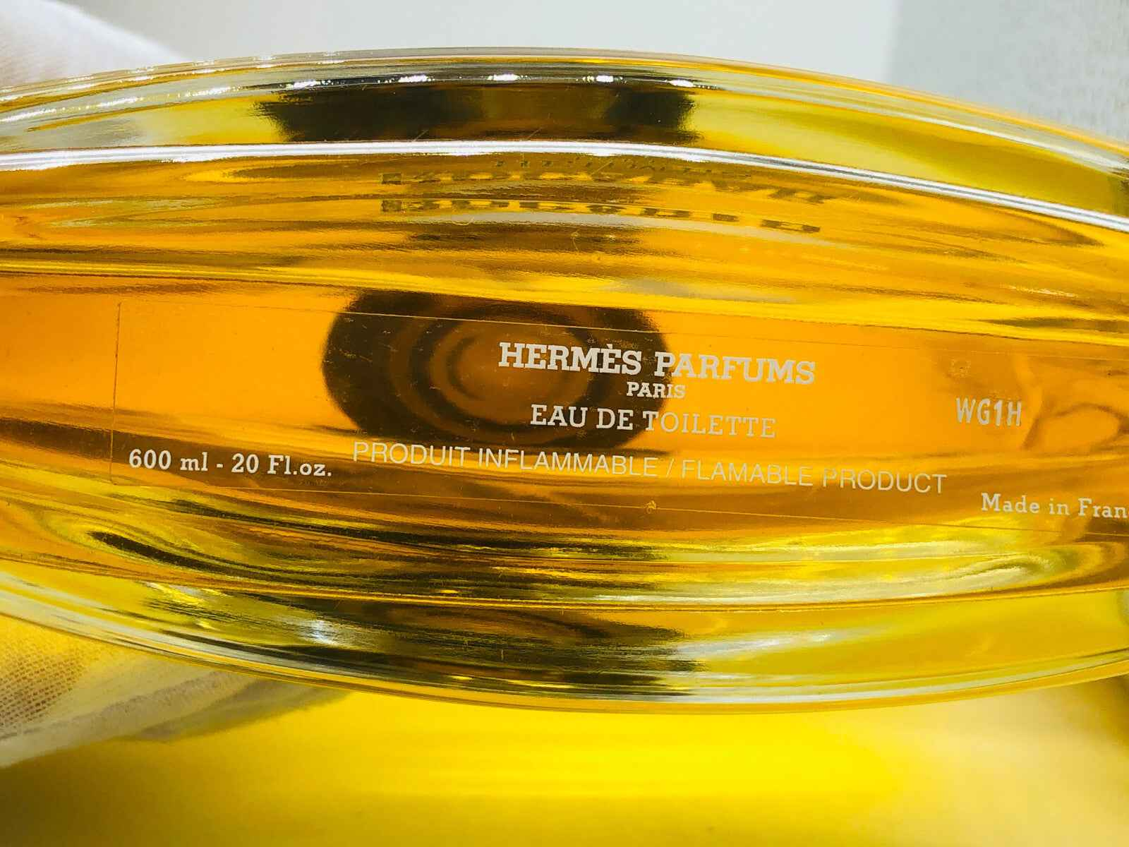 Bottiglia di profumo Hermes Rocabar Vintage da 600 ml, Eau de Toilette di HERMÈS con elegante design.