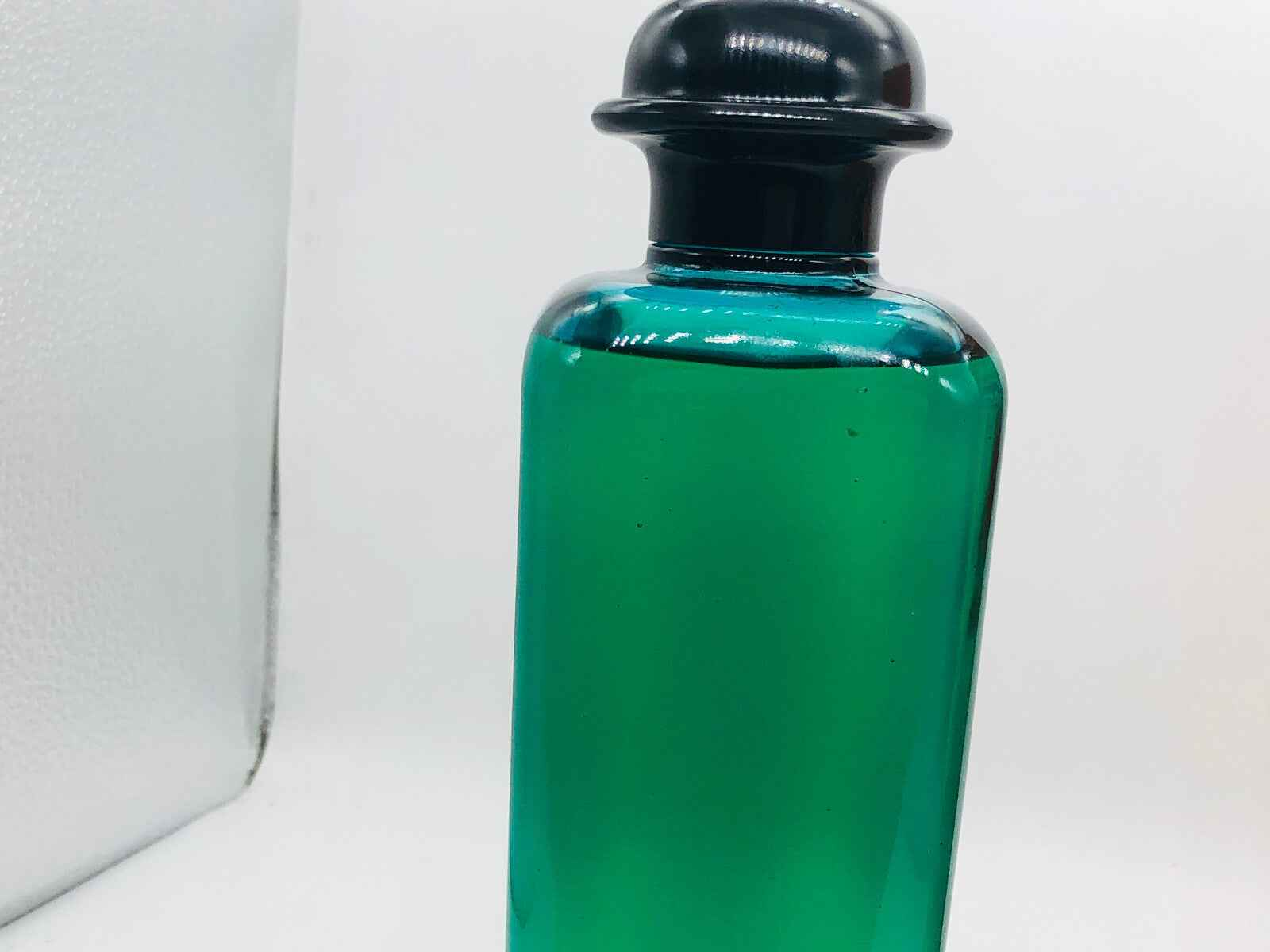 Flacone di profumo Hermes Vintage in vetro verde con tappo elegante e forma classica