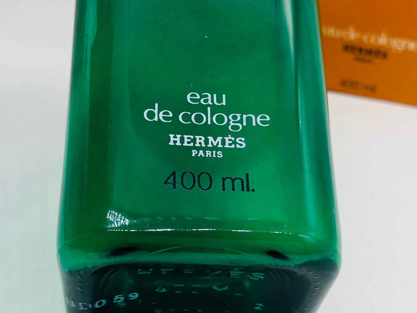 Flacone di Profumo Hermes Vintage Eau de Cologne da 400 ml in vetro verde con tappo distintivo