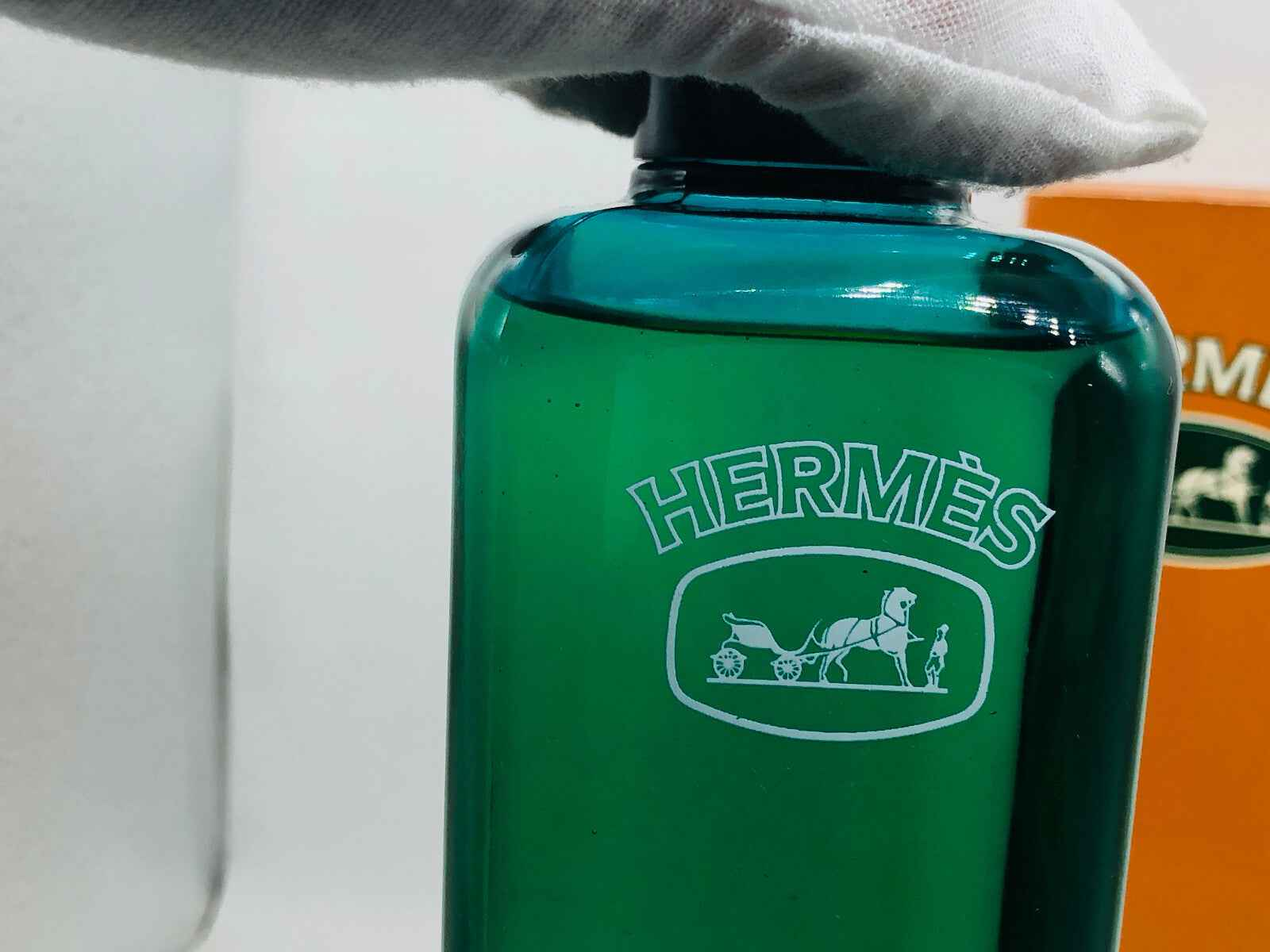 Flacone di profumo Hermes Vintage con etichetta verde e logo distintivo del marchio