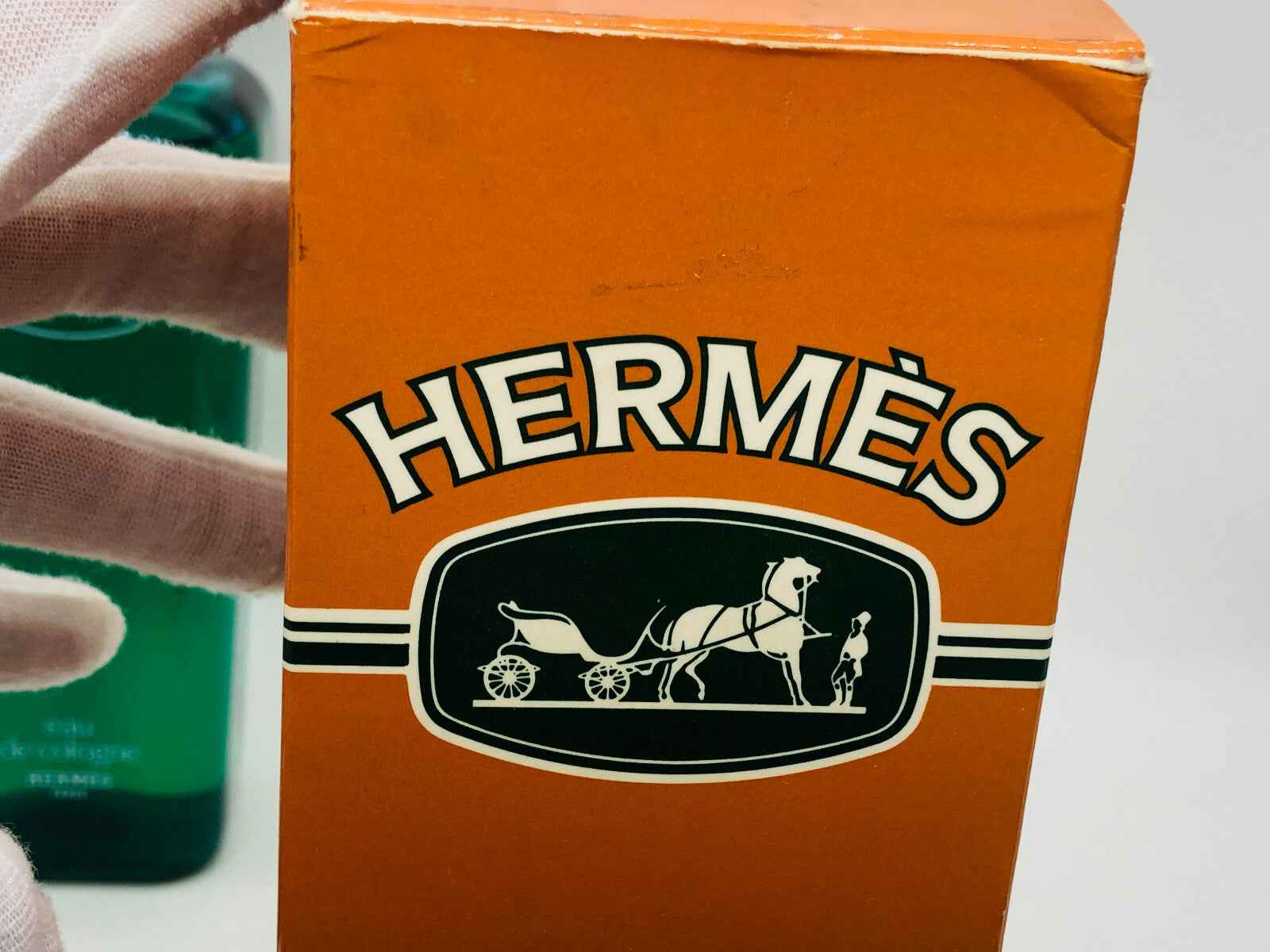 Confezione arancione di profumo Hermes Vintage con logo classico e design elegante