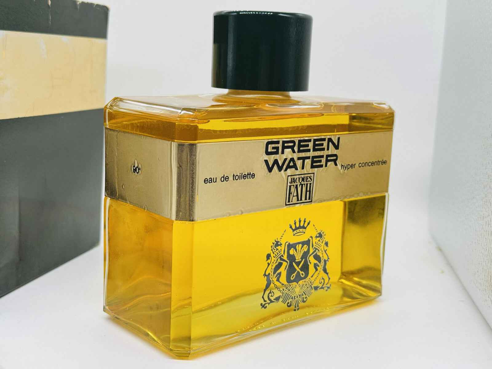 Flacone di profumo Jacques Fath Green Water con design elegante e liquido giallo