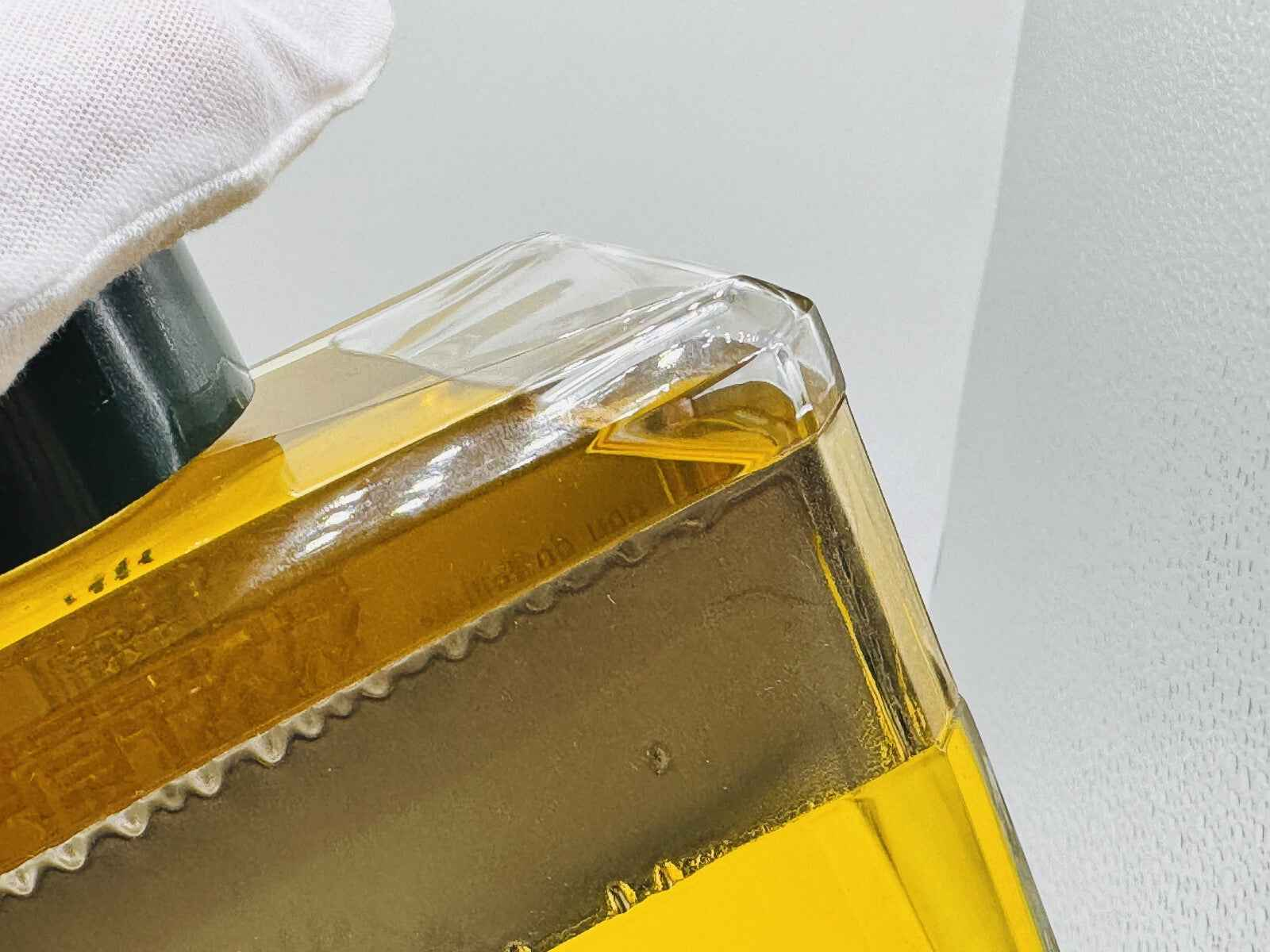 Flacone di Profumo Jacques Fath Green Water con design elegante e colore giallo intenso