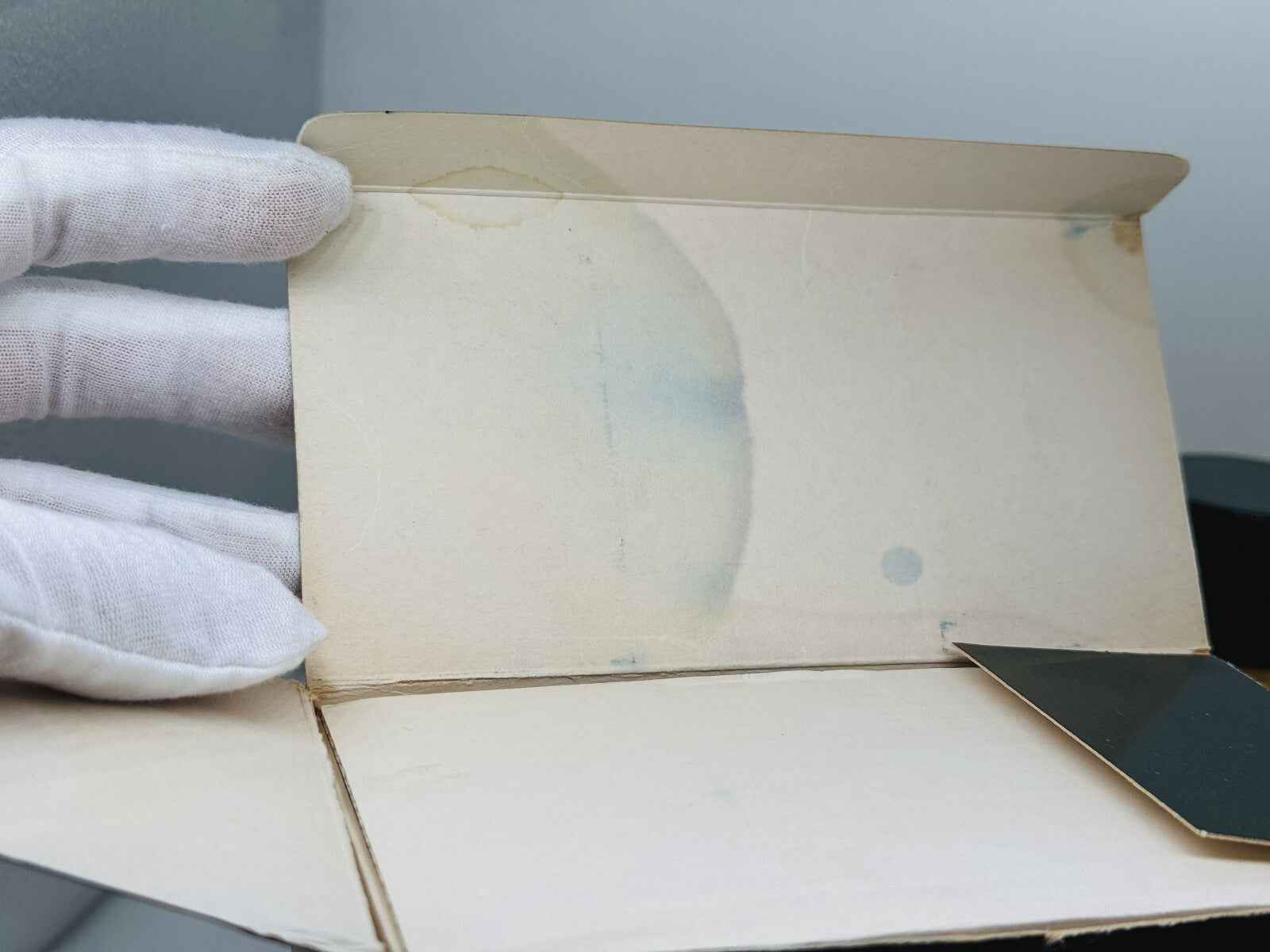 Scatola vuota del profumo Jacques Fath Green Water con manico di carta e interno chiaro