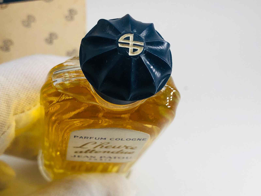 Flacone di profumo Jean Patou L Heure Attendue con tappo blu e etichetta elegante