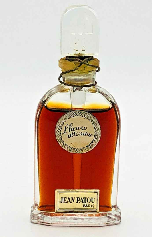 Bottiglia di profumo Jean Patou Vintage con etichetta elegante e liquido ambrato